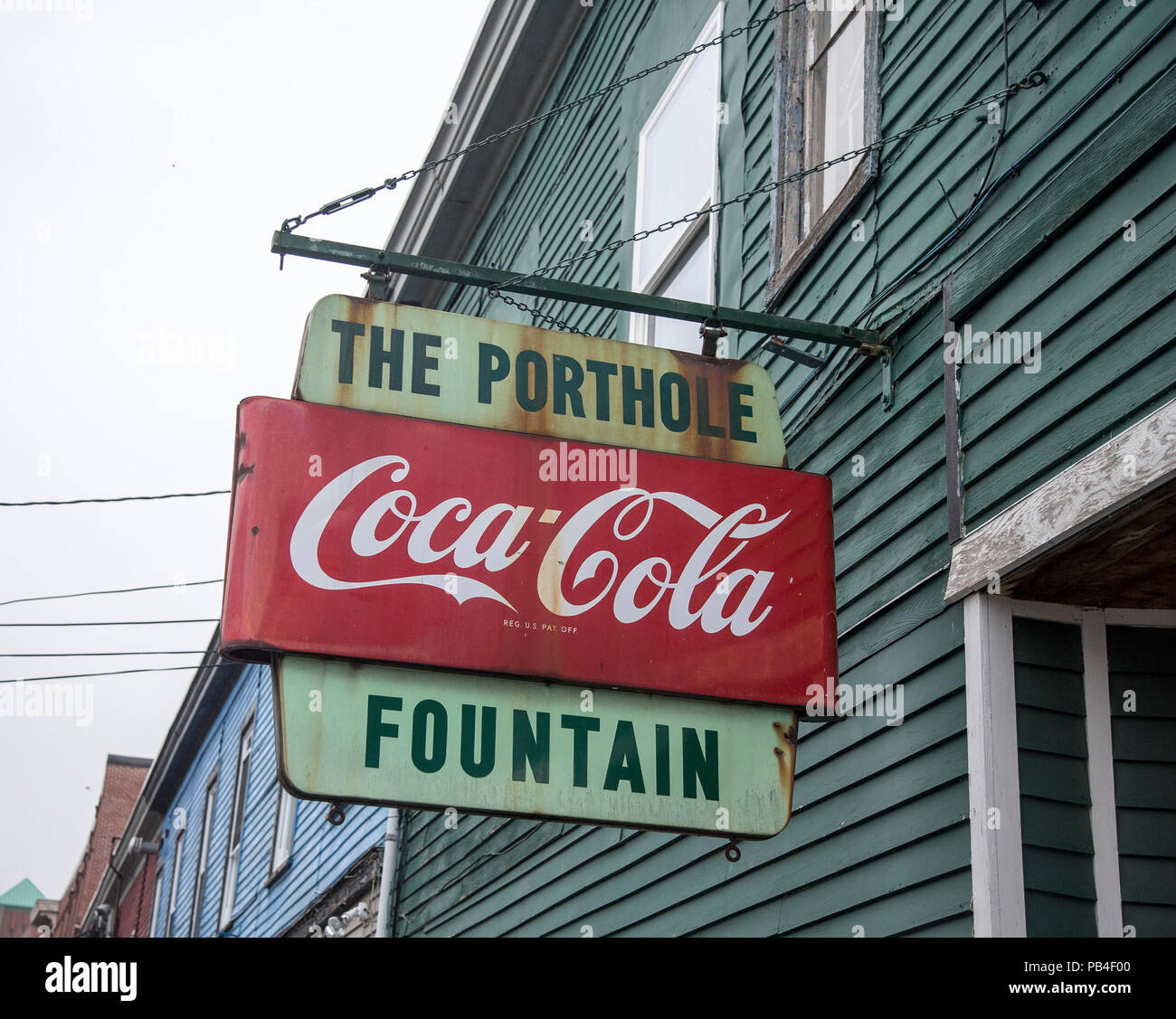 Coca-Cola segno di fronte a un vecchio ristorante a Portland, Maine Foto Stock