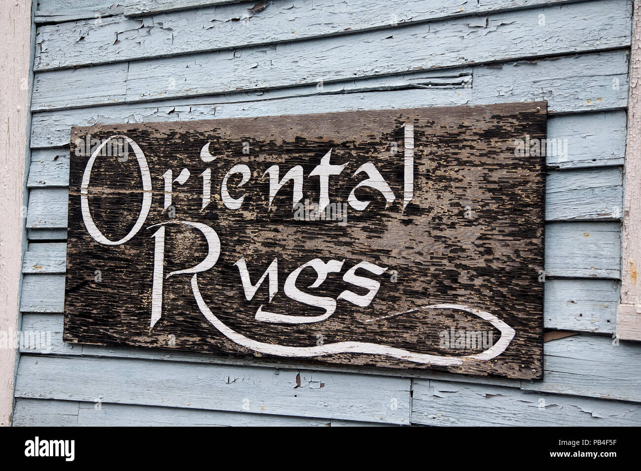 Segno al di fuori di un negozio che vende tappeti in Woolwich, Maine Foto Stock