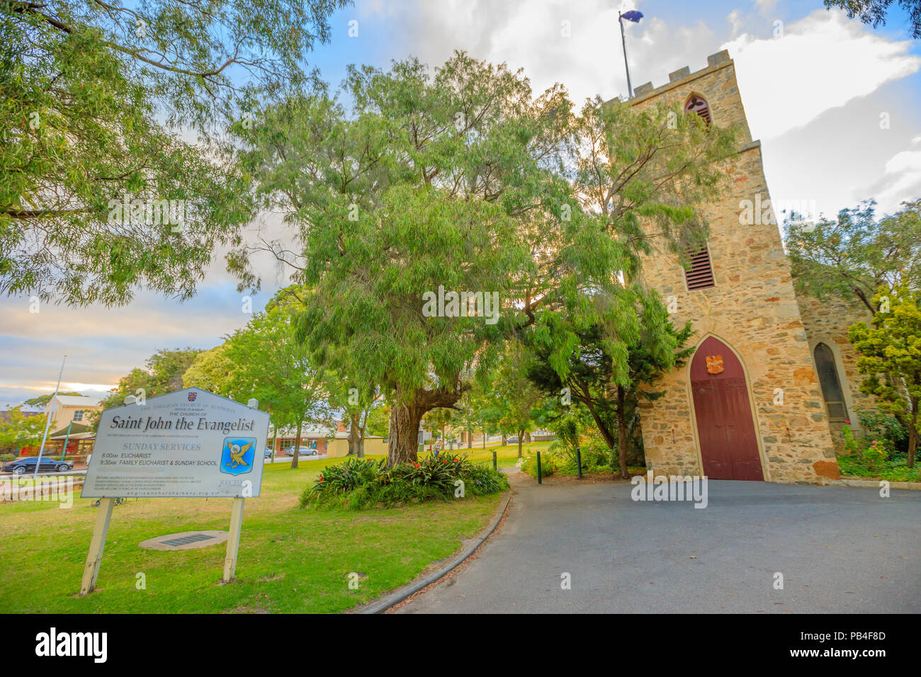 Albany, Australia - Dic 28, 2017: San Giovanni Evangelista della Chiesa Anglicana al crepuscolo, su York Street in Albany, la più antica chiesa di essere consacrata nel Western Australia. La costruzione iniziò nel 1841. Foto Stock