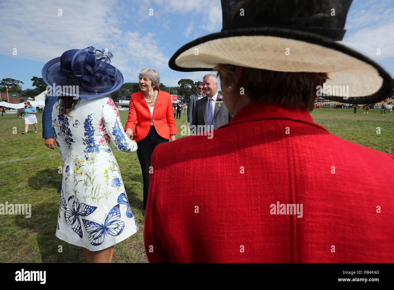 Il primo ministro Theresa Maggio incontra i membri del pubblico durante una visita al Royal Welsh Agricultural Show presso il Royal Welsh Showground in LLanelwedd, Powys. Foto Stock