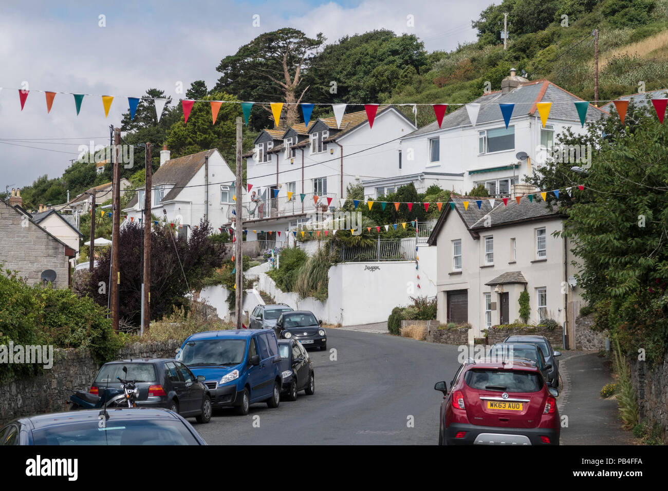 Vista lungo la strada principale di Downderry, Cornwall, un piccolo villaggio turistico sulla costa sud Foto Stock