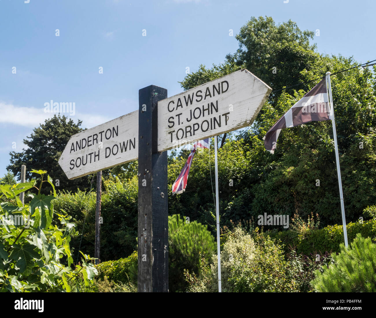 Bandiera della Cornovaglia e il cartello per Torpoint,Radlett,a sud verso il basso,Cawsand e San Giovanni a Millbrook, Cornwall Foto Stock