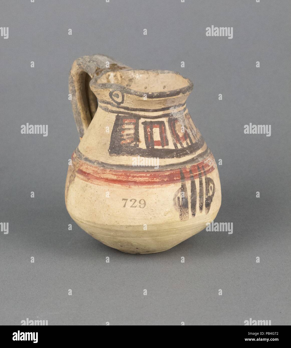 Juglet. Cultura: cipriota. Dimensioni: 3 7/8a. (9.9Cm). Data: 750-600 A.C. A imboccatura larga caraffa con disegno convenzionale. Museo: Metropolitan Museum of Art di New York, Stati Uniti d'America. Foto Stock