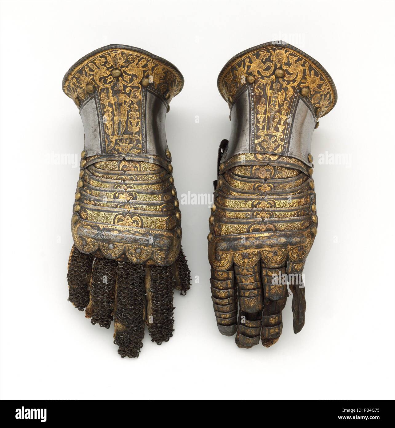 Paio di guanti. La cultura italiana, Milano. Dimensioni: L. di ogni 9 1/4 in. (23,5 cm); W. di ogni 3 3/4 in. (9,53 cm). Data: ca. 1585. Questi piccoli gauntlets appartengono a una corazza per il torneo del piede realizzati per le sette-anno-vecchio erede al trono spagnolo, il futuro Filippo III (1578-1621, re dal 1598). La decorazione è tipicamente milanese, con bande di cesellata ed oro-damascened trophy e grottesche ornamento delineato con puntini argento. Una figura di Marte, il dio della guerra, è visibile nella parte superiore di ogni bracciale. Museo: Metropolitan Museum of Art di New York, Stati Uniti d'America. Foto Stock