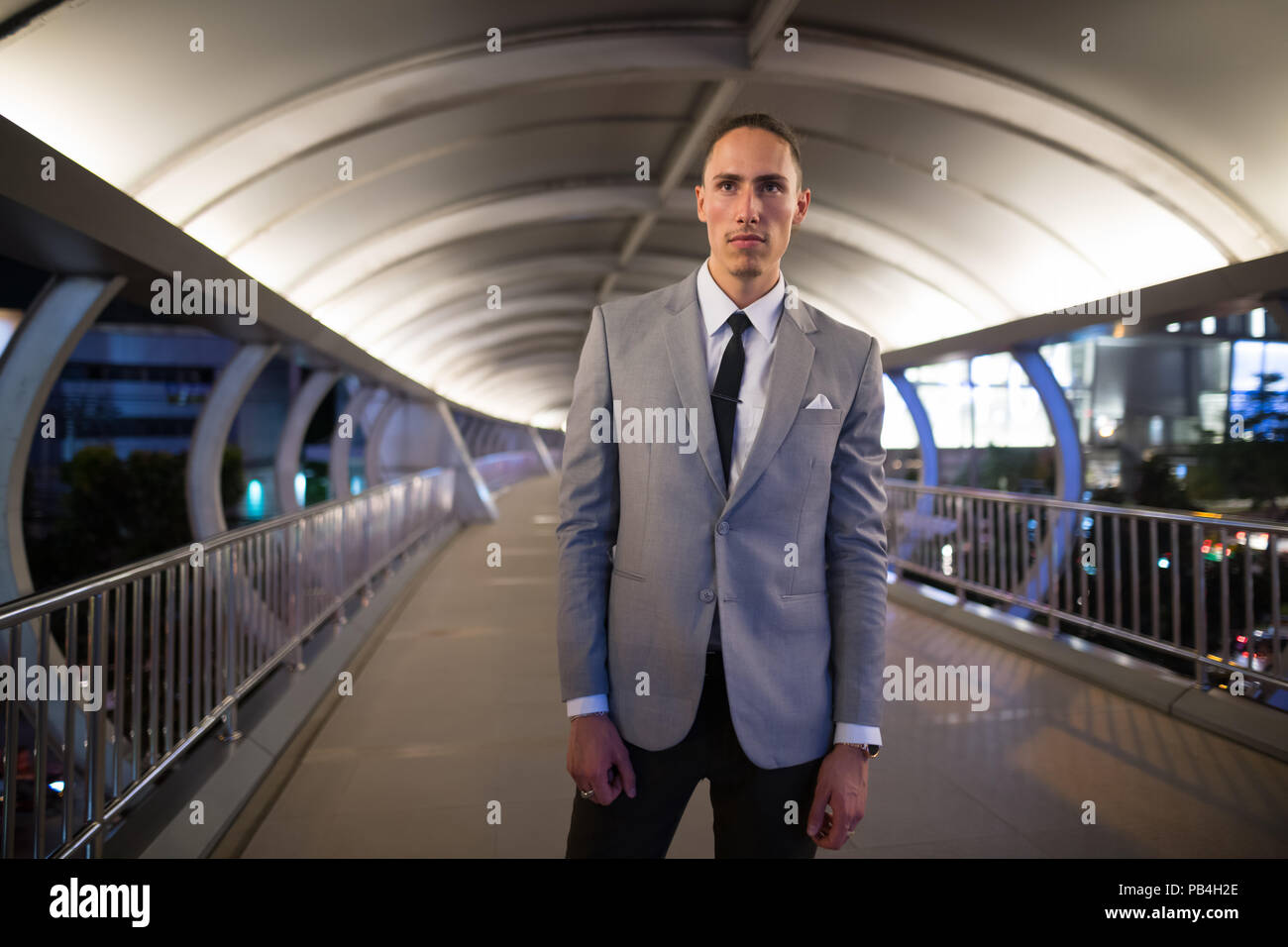 Giovane Imprenditore bello all'aperto durante la notte Foto Stock