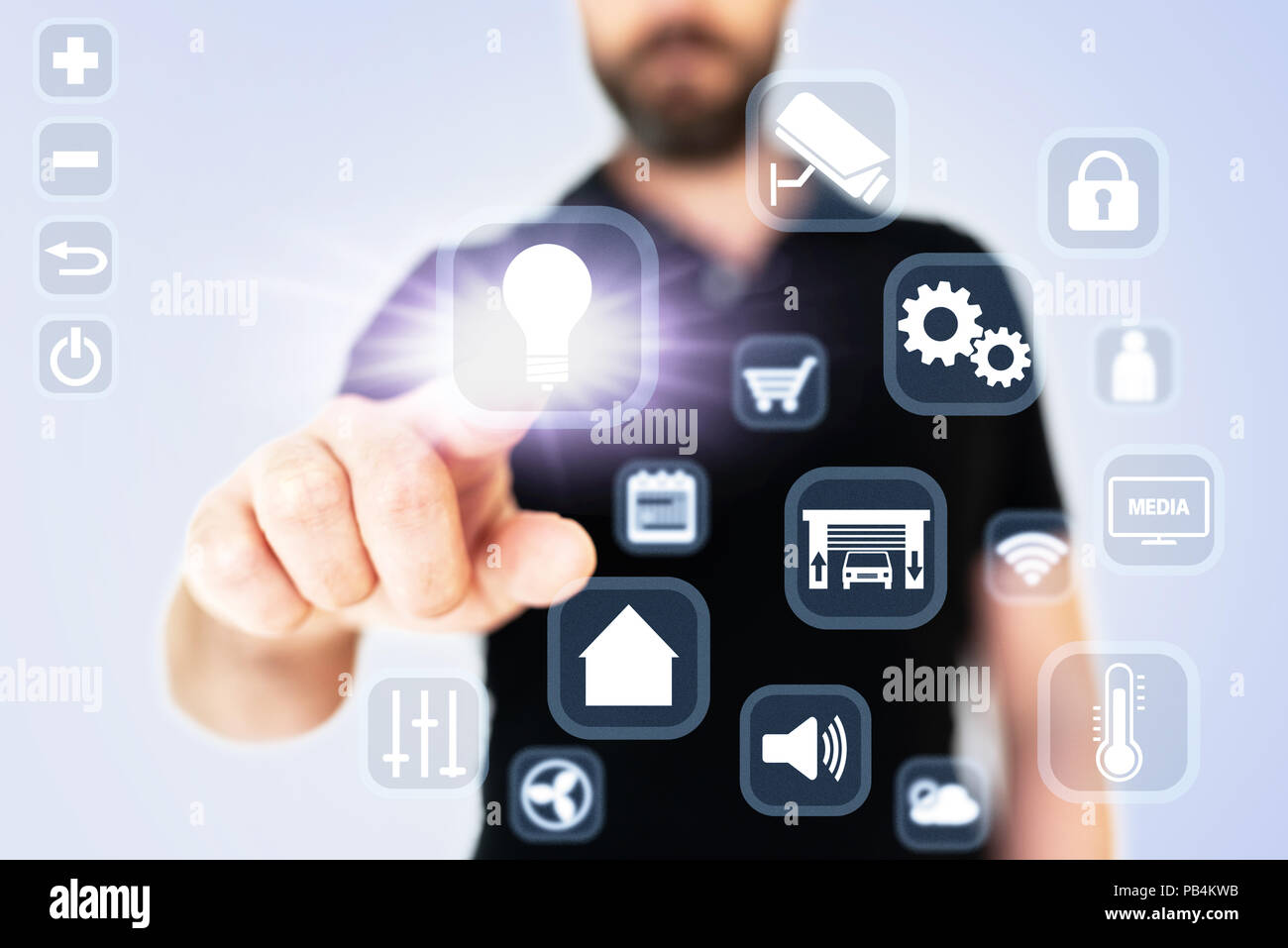 Uomo che utilizza smart traslucido home automation interface Foto Stock