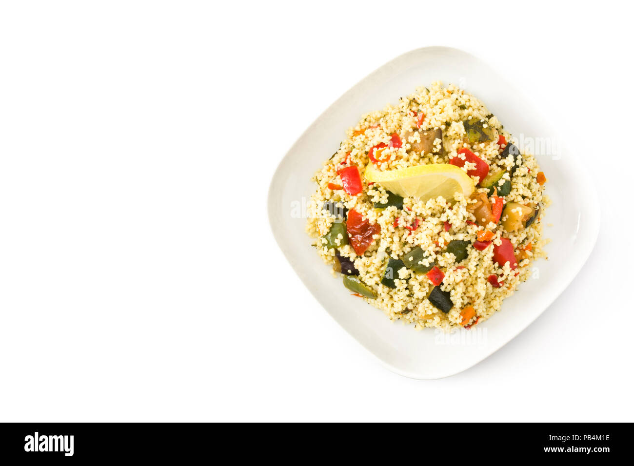 Il cous cous con verdure isolati su sfondo bianco. Vista dall'alto. Copyspace Foto Stock