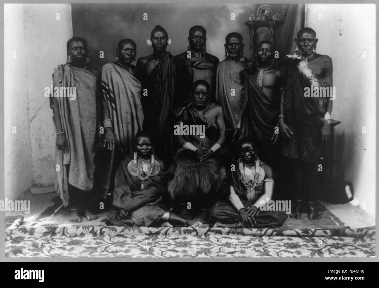 . Inglese: Titolo: membri di un royal(?) famiglia riunita per un ritratto di gruppo, Kenya descrizione fisica: 1 stampa fotografica. Note: Foto di Coutinho e figli, Mombasa.; Frank e Francesca Carpenter collezione. Tra il 1900 e il 1925 1014 membri di un royal( ) famiglia riunita per un ritratto di gruppo, Kenya LCCN95519848 Foto Stock