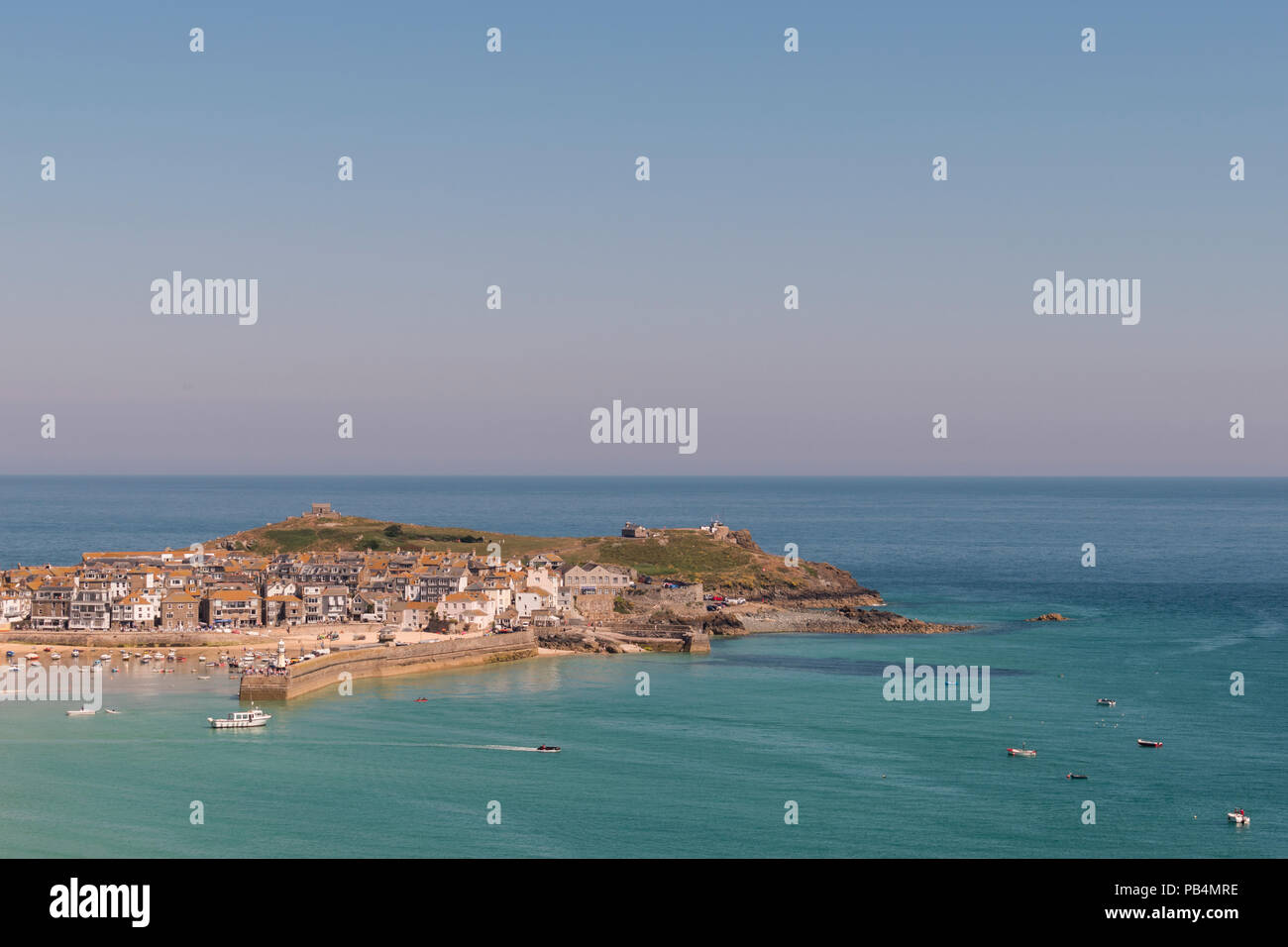 Estate nel Regno Unito, Early Morning mist bruciando con il sole, vedute di St Ives, Cornwall Foto Stock