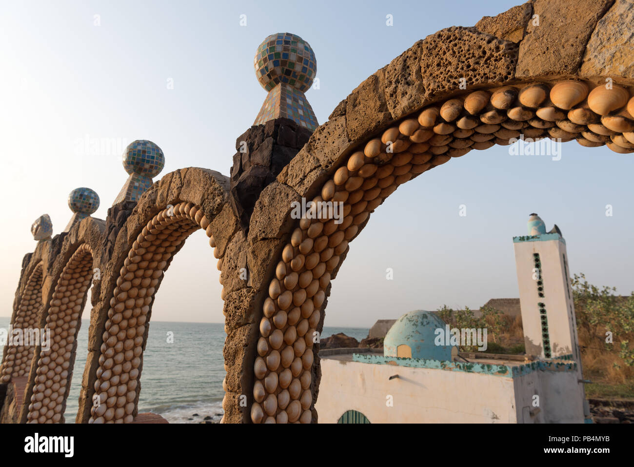 Dettagli architettonici a SoBo Bade in Toubab Dialoa in Senegal, Africa Foto Stock