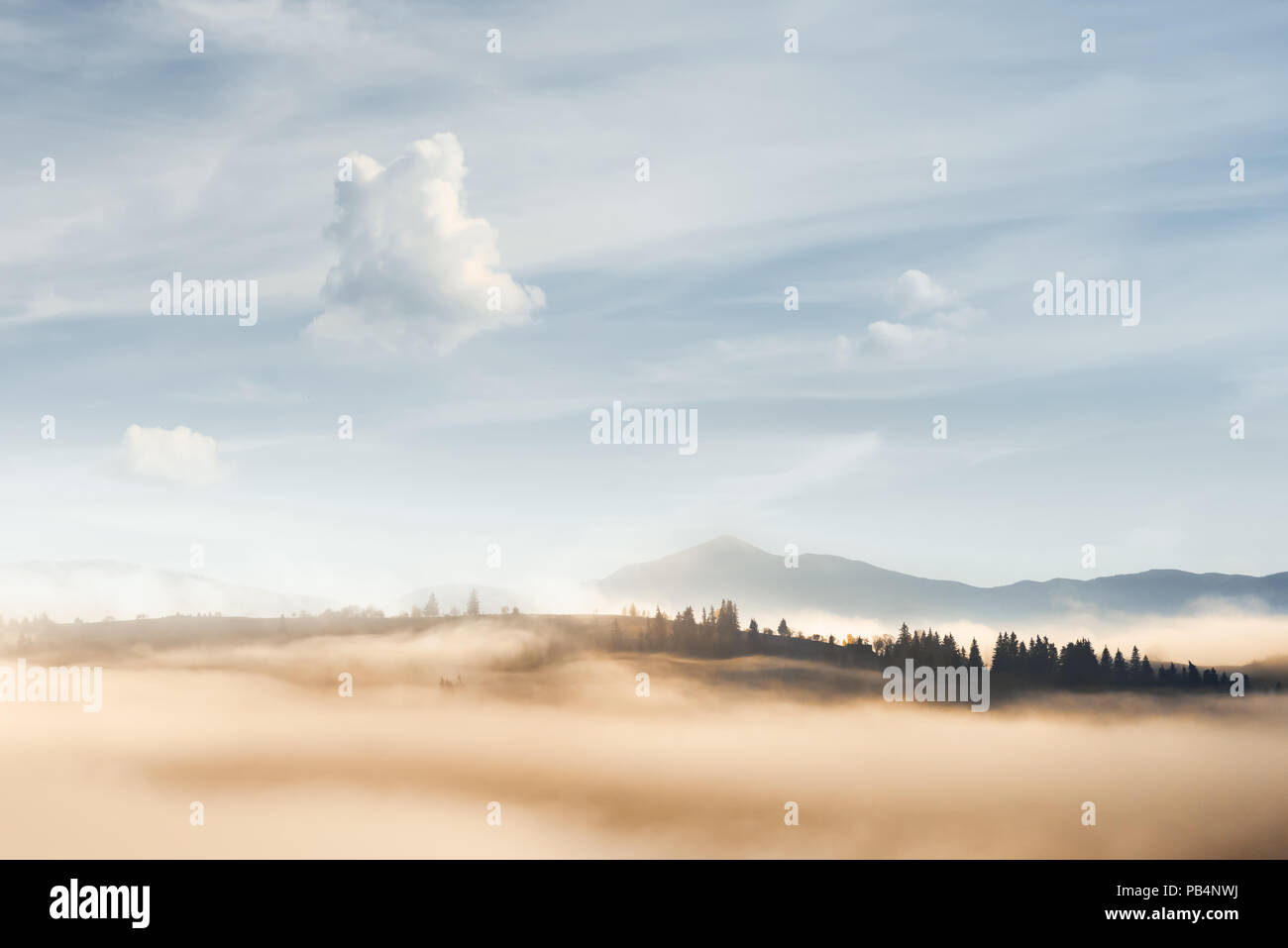 Scena spettacolare sulle montagne di autunno Foto Stock