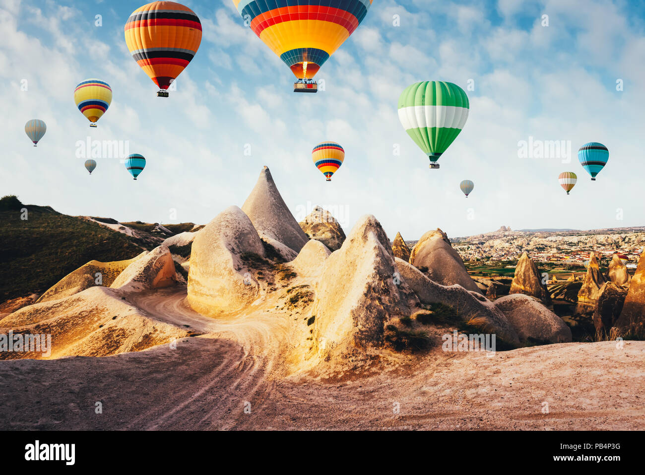 Palloncini di colore nel cielo di sunrise Foto Stock