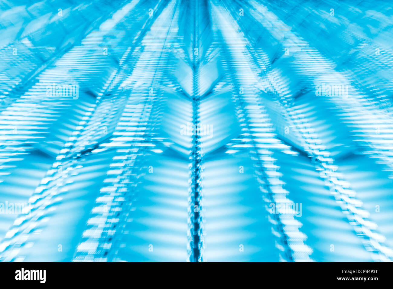 Abstract blu sfondo futuristico fatta con lo zoom di una telecamera puntata all edificio moderno di notte. Foto Stock