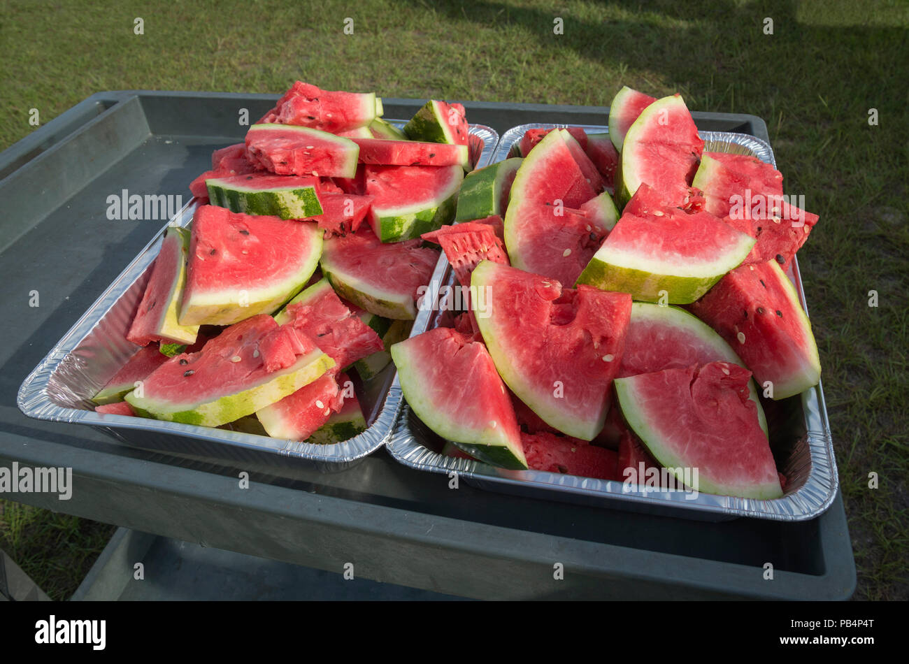 Fette di anguria a un picnic e cook-out. Foto Stock