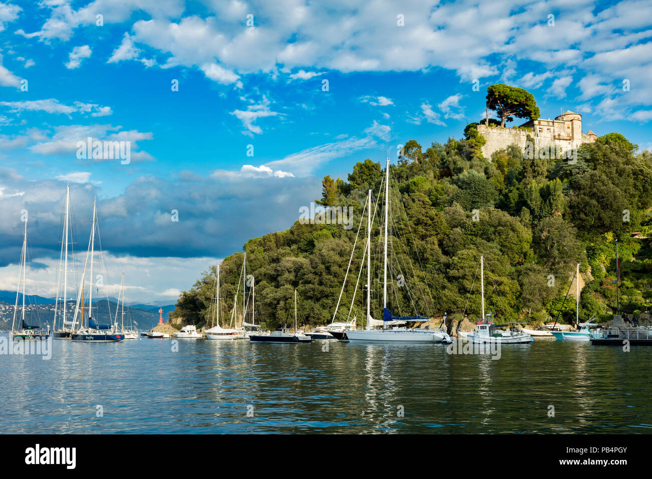 Il Castello Brown sulla collina che si affaccia su barche a vela nel porto di Portofino, Liguria, Italia Foto Stock