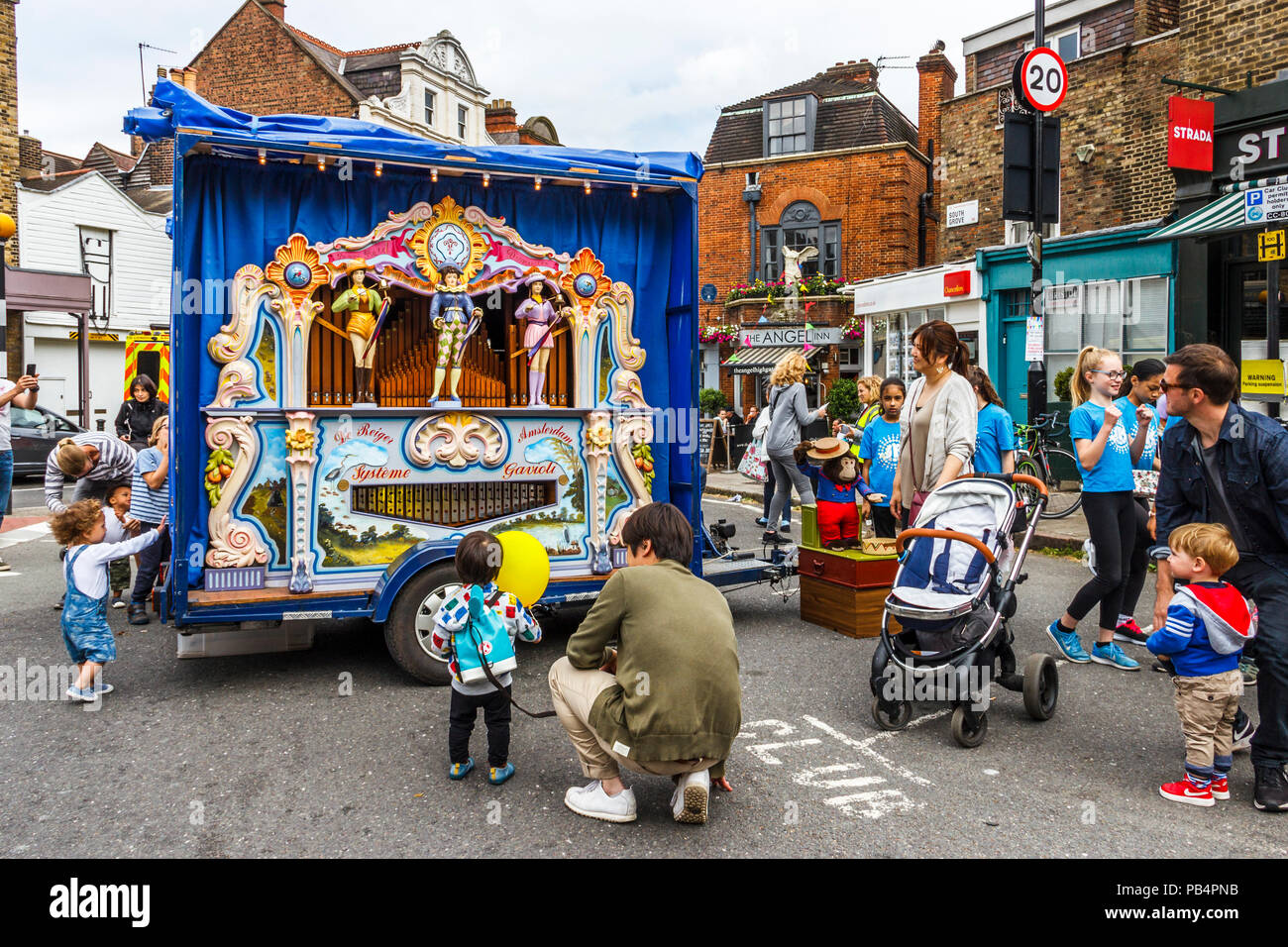 Chiave 66 Systeme Gavioli street organ 'De Reiger' a 'fiera in Piazza", un festival annuale di stagno quadrato e Sud Grove, Highgate Village, Lond Foto Stock