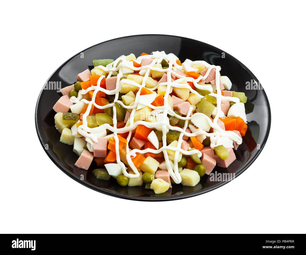 Tradizionale insalata russa olivier isolato su sfondo bianco con tracciato di ritaglio Foto Stock