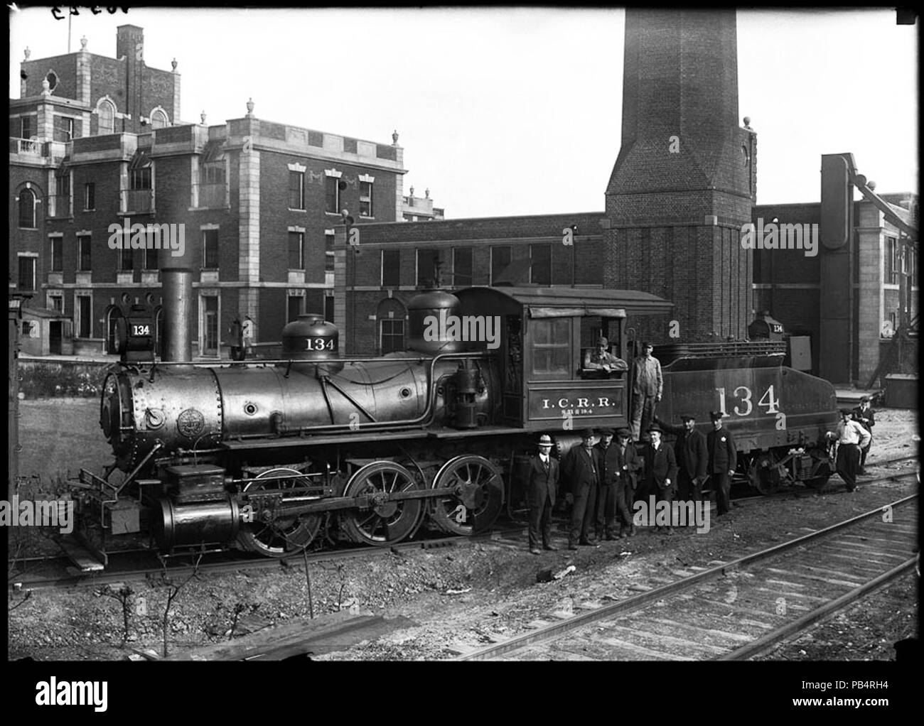 786 ICRR 134 uomini e treno motore (3329275118) Foto Stock