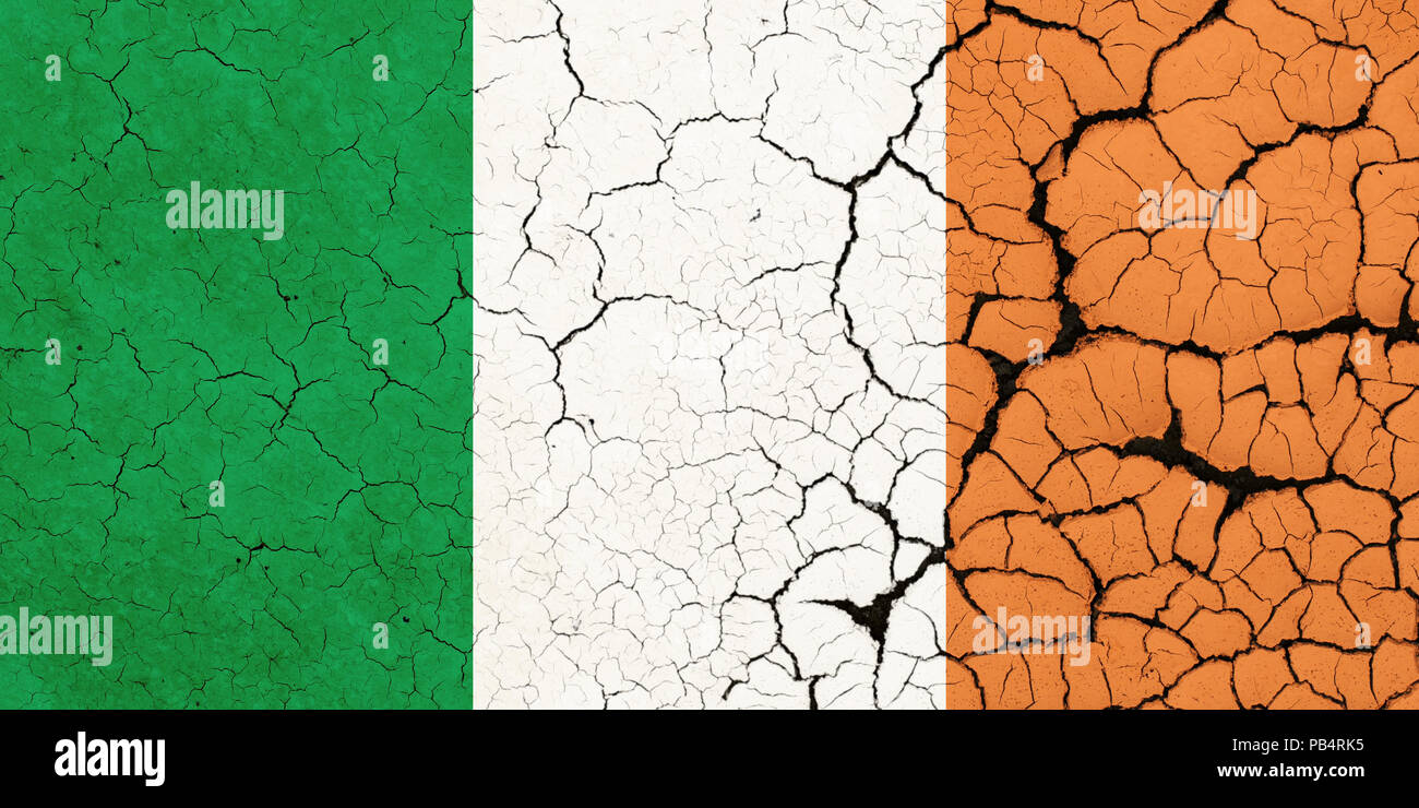 Una spaccata e fragile bandiera irlandese Foto Stock