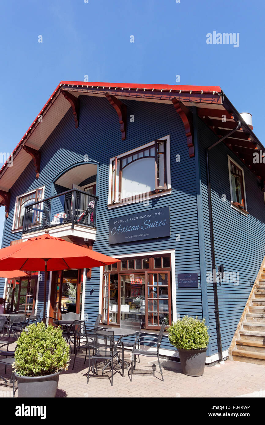 Artigiano Suites hotel e artigiano mangia cafe in piazza artigianale sull isola di Bowen vicino a Vancouver, British Columbia, Canada Foto Stock