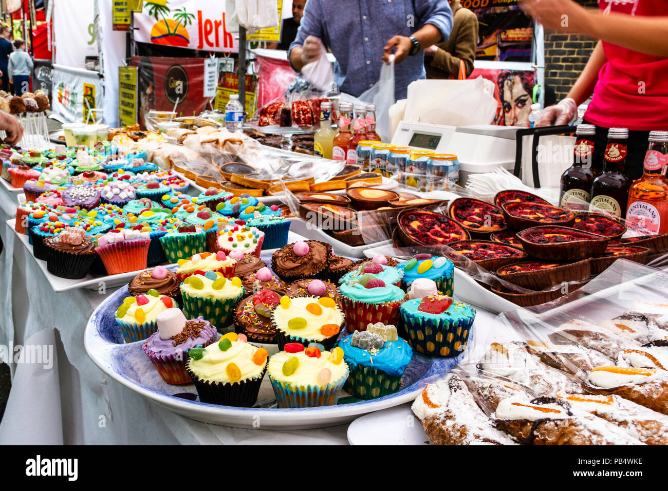 Una torta di fantasia stallo a 'fiera in Piazza", un festival annuale di stagno quadrato e Sud Grove, Highgate Village, London, Regno Unito Foto Stock