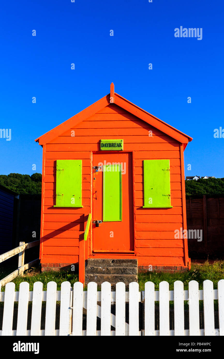 Colorate cabine sulla spiaggia, sul lungomare a Condino, Devon, Regno Unito Foto Stock