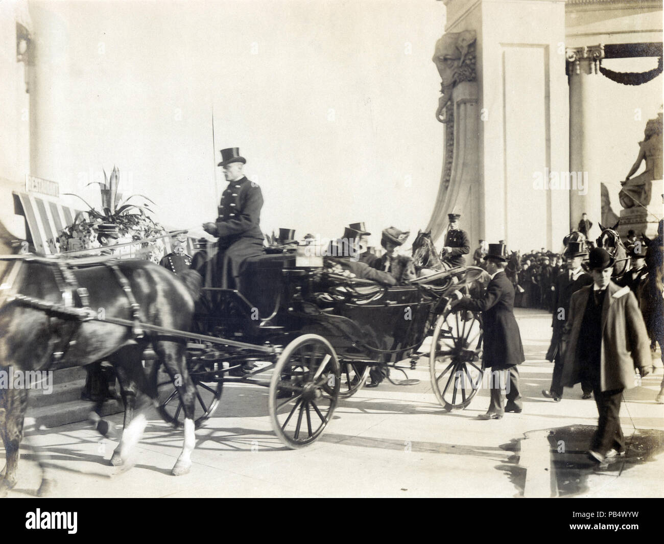 1225 Presidente Theodore Roosevelt e la moglie Edith Roosevelt in un carrello a 1904 Fiera Mondiale sul giorno di Roosevelt, 26 novembre 1904 Foto Stock