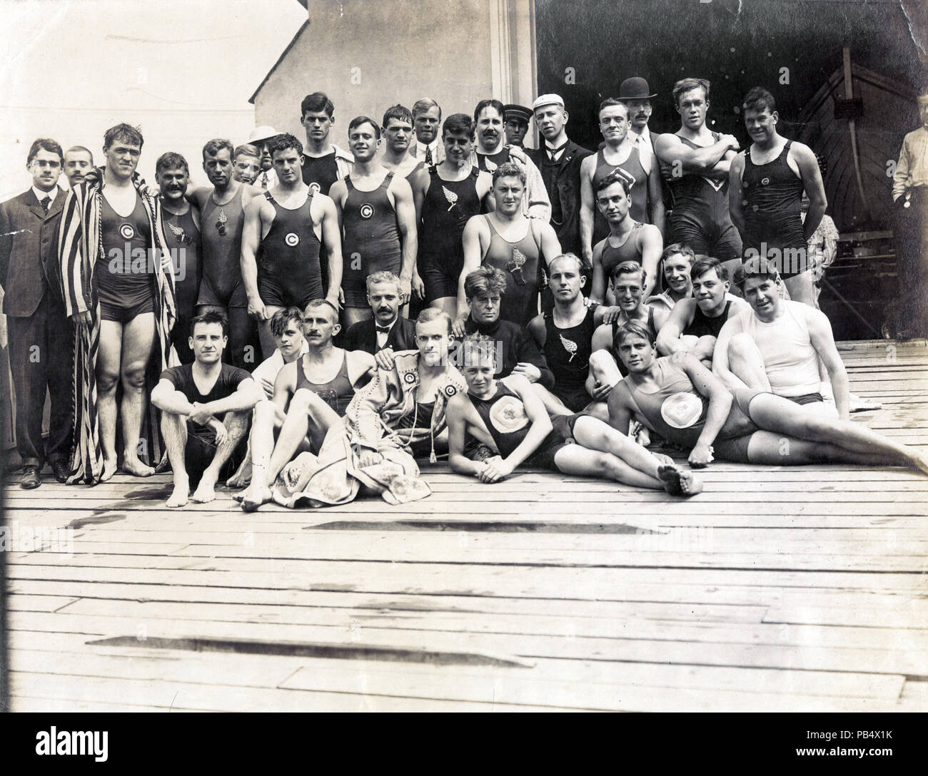 732 Gruppo di concorrenti nelle gare di nuoto al 1904 Olimpiadi Foto Stock