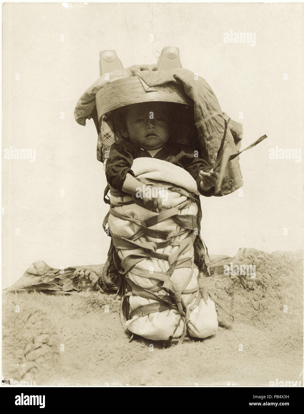 1084 Navajo American Indian bambino e culla scheda dalla Arizona dipartimento di antropologia presentano al 1904 della fiera del mondo Foto Stock