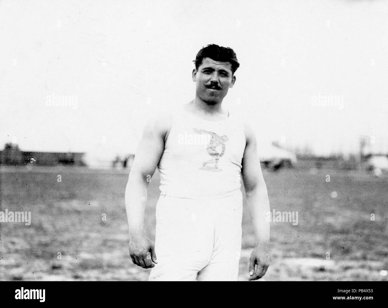 1182 Perikles Kakousis dal panellenico club ginnico di Atene, Grecia, vincitore del barbell concorso al 1904 Olimpiadi Foto Stock