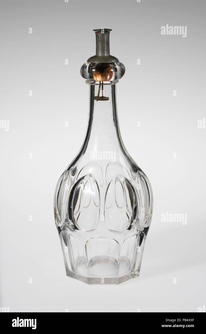 Quart decanter. Cultura: American. Dimensioni: H. 11 3/4 in. (29,8 cm). Data: 1830-70. Museo: Metropolitan Museum of Art di New York, Stati Uniti d'America. Foto Stock