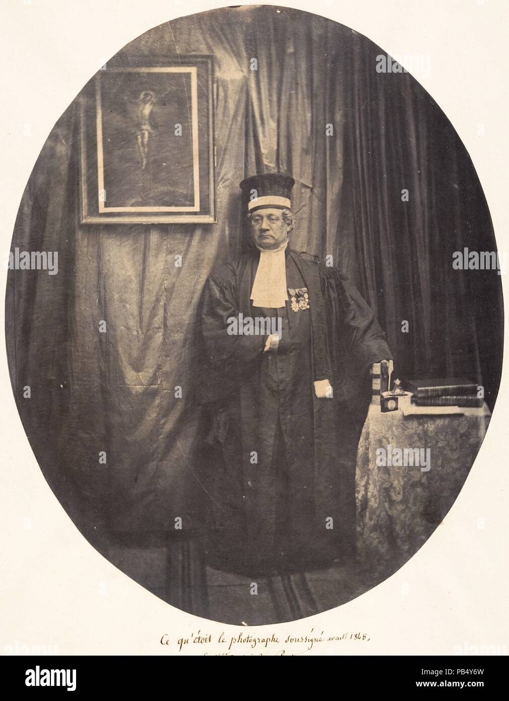 Il sottoscritto fotografo come era prima del 1848. Artista: Louis-Pierre-Théophile Dubois de Nehaut (francese, attivo in Belgio, 1799-1872). Dimensioni: Immagine: 9 13/16 × 7 15/16 in. (25 × 20,1 cm). Data: 1854-56. Sebbene Dubois de Nehaut è meglio conosciuta per i suoi primi successi in reportage fotografico, ha anche prodotto una serie di attentamente poste ritratti della sua famiglia e dei suoi amici. Qui il fotografo dilettante indossa il suo giudice di accappatoi, nobilmente permanente nella parte anteriore di un fondale di fortuna. Dubois de Nehaut servita come magistrato a Lille prima del suo trasferimento a Bruxelles dopo le rivoluzioni del 1848. In Foto Stock