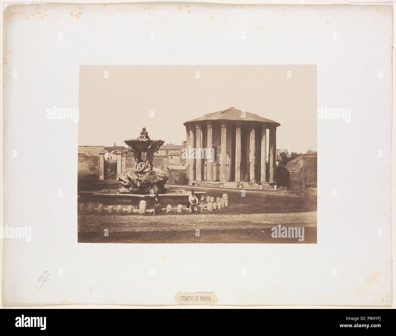 Tempio di Vesta. Artista: Pietro Dovizielli (Italiano, 1804-1885). Dimensioni: Mount: 19 3/8 in. × 27 1/16 in. (49,2 × 68,7 cm) immagine: 11 9/16 × 15 1/2 in. (29,3 × 39,3 cm). Data: 1850s. Dovizielli si è aggiudicato la medaglia di bronzo al 1855 Exposition Universelle di Parigi, dove espone dodici vedute di Roma e dei suoi dintorni. Un critico francese mused, "Come si può non ammirare il luminoso e caldo-tonica fotografie esposte dal sig. Dovizielli di Roma?' in questa vista del secondo secolo a.c. Tempio di Vesta (ora noto come il Tempio di Ercole Vincitore o Tempio rotondo), la classica struttura di un Foto Stock