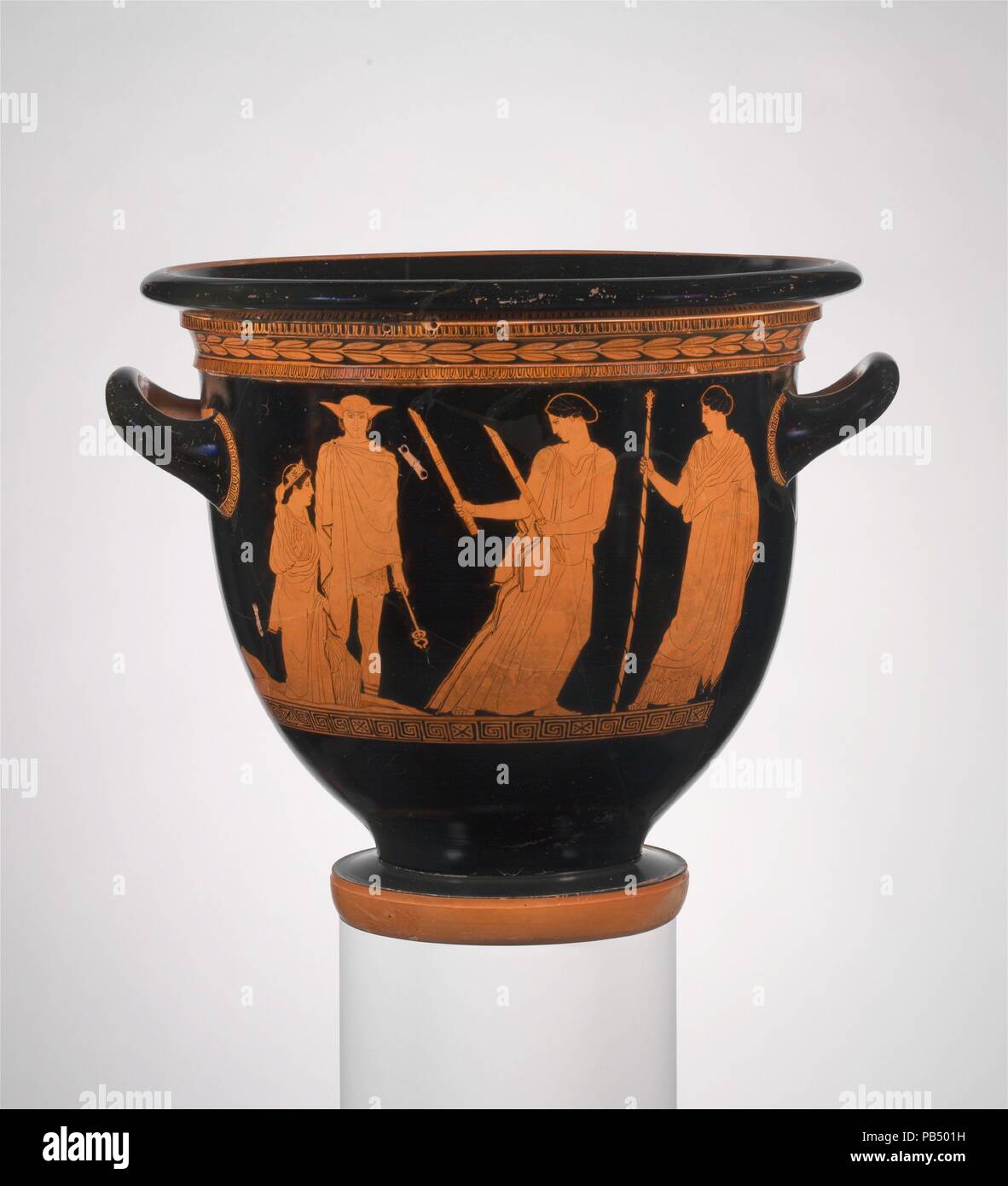 Campana di terracotta-Crater (ciotola per la miscelazione di vino e acqua). Cultura: greco, soffitta. Dimensioni: H. 16 1/8 in. (41 cm); diametro della bocca 17 7/8 in. (45,4 cm). Data: ca. 440 A.C. Complementare, l'ascensione di Persefone dagli inferi retromarcia, libagione scena Persefone, la figlia della dea Demetra, è stato condannato a passare la metà di ogni anno con gli inferi, il dominatore della malavita. In questa grandiosa rappresentazione, Persefone ascende a terra attraverso un promontorio roccioso. Essa è guidata da Hermes, il messaggero divino e di Hekate, una dea della fertilità, magia e buio le cose che tipicamente automobile Foto Stock