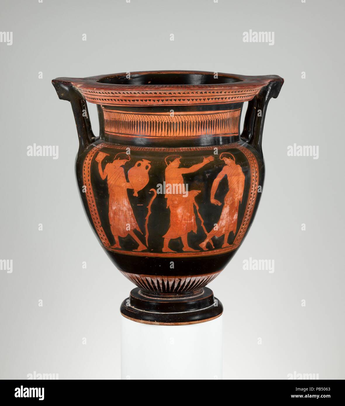 Colonna-Crater. Cultura: greco, soffitta. Dimensioni: H. 39.50 cm.. Data: ca. 475-465 A.C. Complementare e retromarcia, giovani e flautista. Museo: Metropolitan Museum of Art di New York, Stati Uniti d'America. Foto Stock