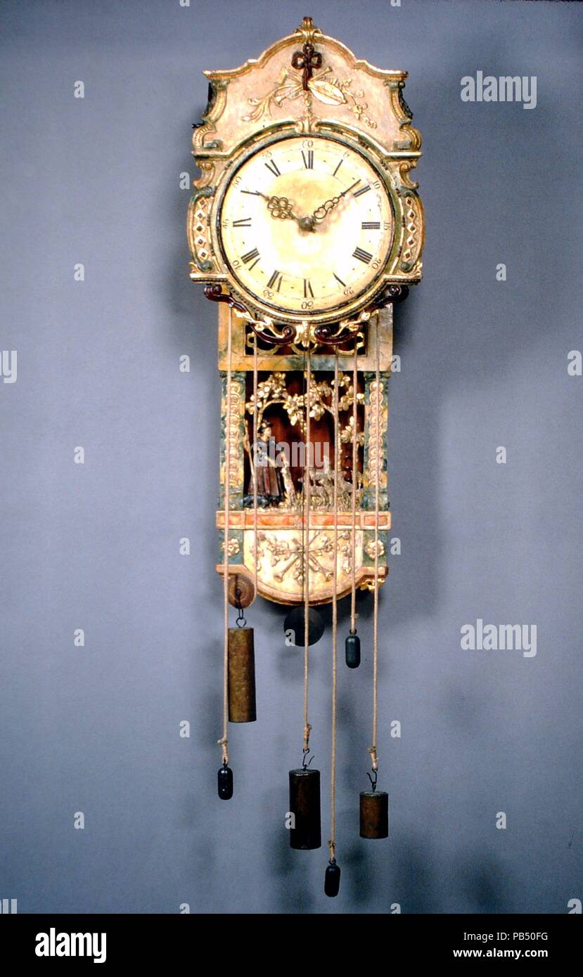 Orologio musicale. Cultura: tedesco. Dimensioni: Larghezza massima: 42,5 x totale L. esclusi corde: 105cm (16 3/4 x 41 5/16 in.) c1: 54,6 cm; c2 25,6 cm; c3 12,0 cm.. Autore: Martin Vanlo?. Data: ca. 1800. Chiamato anche "ulcimer' o 'arpa clock', questo timekeeper segna le ore con un repertorio di sei brani popolari come pure una campana. Sotto il quadrante è una cassa acustica con corde che sono colpiti da 16 martelletti azionati da un cilindro imperniato. Un scolpito pannello dipinto che mostra una pastorella e il suo gregge nasconde le stringhe. A mano silenzi mute la musica di notte. Museo: Metropolitan Foto Stock