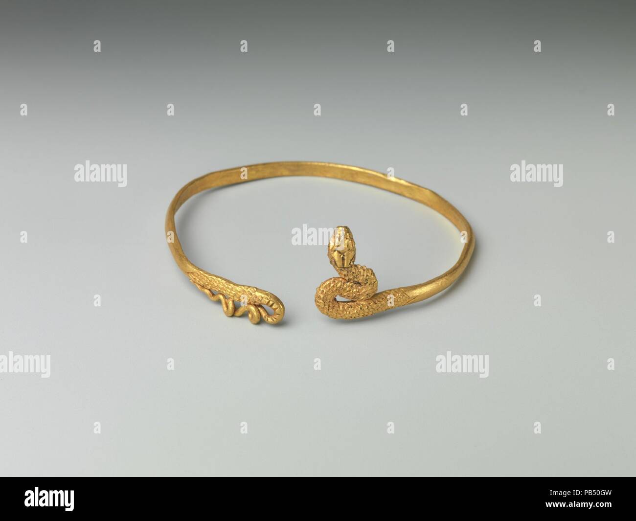 Bracciale serpente per un bambino. Dimensioni: L. 4.5 × larg. 3.5 cm (1 3/4 x 1 3/8 in.). Data: 332-30 A.C. o versioni successive. Snake bracciali sono noti nel Mediterraneo orientale e in Grecia dal 8º-7mo secolo A.C. Essi compaiono solo in Egitto con il periodo ellenistico e quindi continuare ad essere trovati nel periodo romano. Museo: Metropolitan Museum of Art di New York, Stati Uniti d'America. Foto Stock