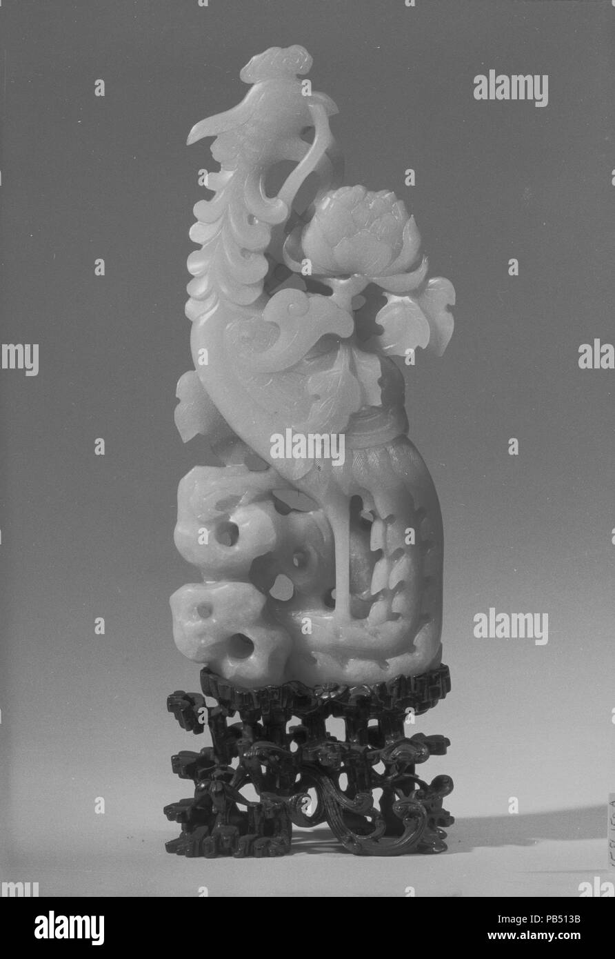 La figura di una Phoenix in piedi in mezzo a fogliame intagliate con motivi peonia. Cultura: la Cina. Dimensioni: H. 10 1/2 in. (26,7 cm); (con supporto) 13 1/16 in. (33,2 cm); gr. W. 4 3/4 in. (12,1 cm). Data: del XIX secolo. Museo: Metropolitan Museum of Art di New York, Stati Uniti d'America. Foto Stock