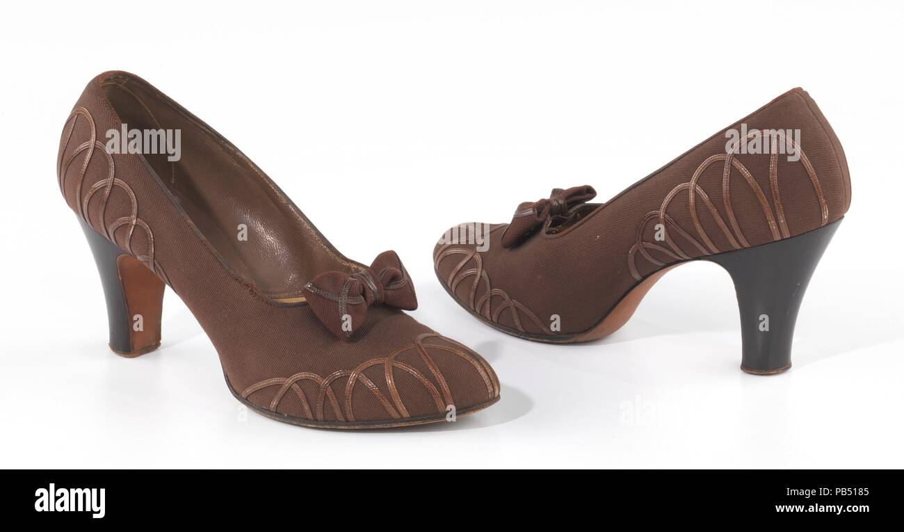 Le pompe. Cultura: American. Produttore: I. Miller (American, fondata 1911). Data: ca. 1935. I. Miller era il top New York società per elegante e di alta qualità scarpe donna attraverso la metà del XX secolo. Salendo alla ribalta negli anni venti come fornitore di calzature teatrali, I. Miller ha sviluppato un vasto pubblico da specializzata in scarpe in un momento in cui gli scarponi sono stati ancora ampiamente usurato. Per creare un prodotto adatto per l impronta "I. Miller belle scarpe' in ogni coppia, la società ha assunto designer di talento, molti dei quali quando su di rilievo nel loro diritto, compresi Beth Levine Foto Stock