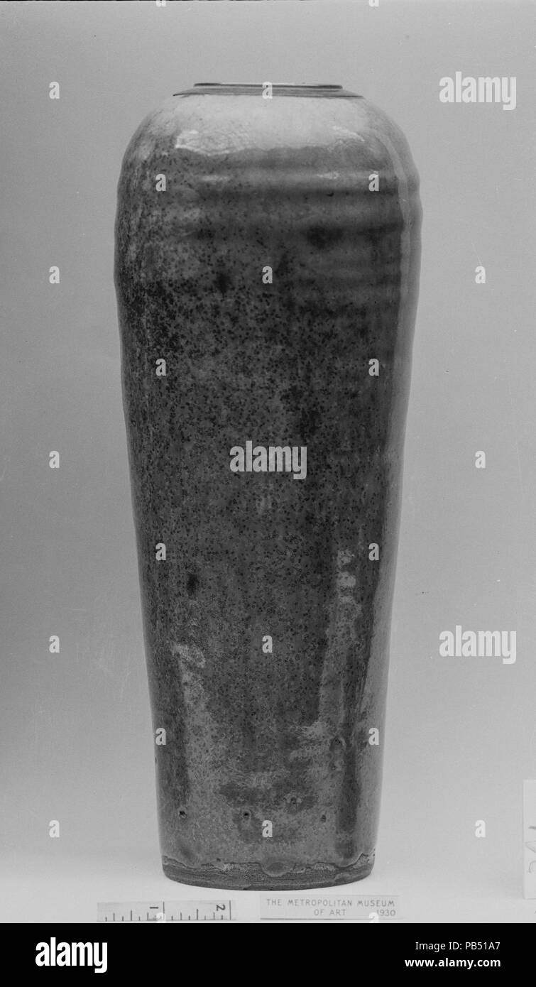 Vaso. Cultura: il Giappone. Dimensioni: H. 12 3/4 in. (32,4 cm); Diam. 5 a. (12,7 cm). Data: ca. 1800. Museo: Metropolitan Museum of Art di New York, Stati Uniti d'America. Foto Stock