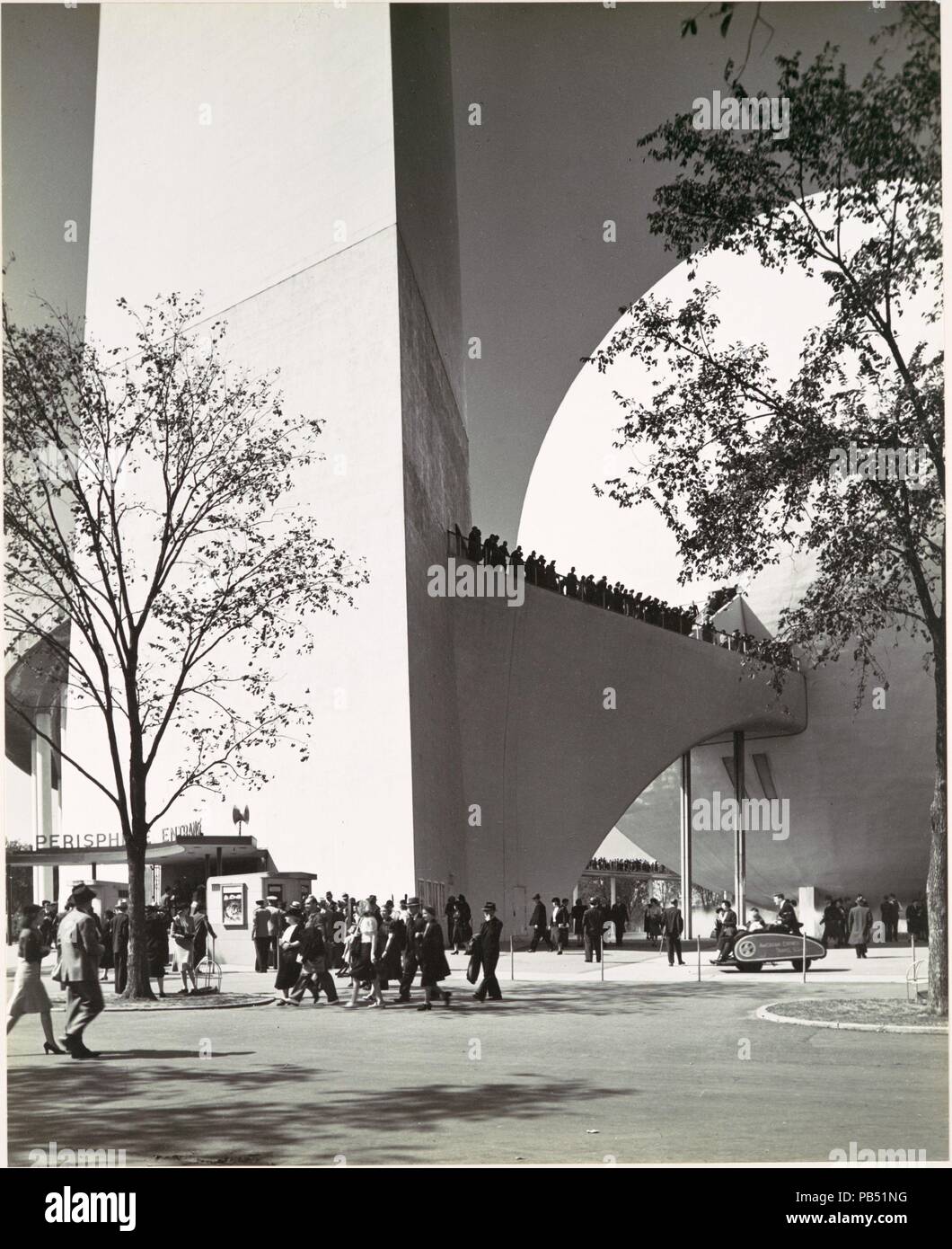 [1939 alla fiera mondiale di New York, ingresso al Perisphere]. Artista: Samuel H. Gottscho (American, 1875-1971). Dimensioni: 31,4 x 25,5 cm. (12 3/8 x 10 1/16 in.). Data: ca. 1939. Museo: Metropolitan Museum of Art di New York, Stati Uniti d'America. Foto Stock