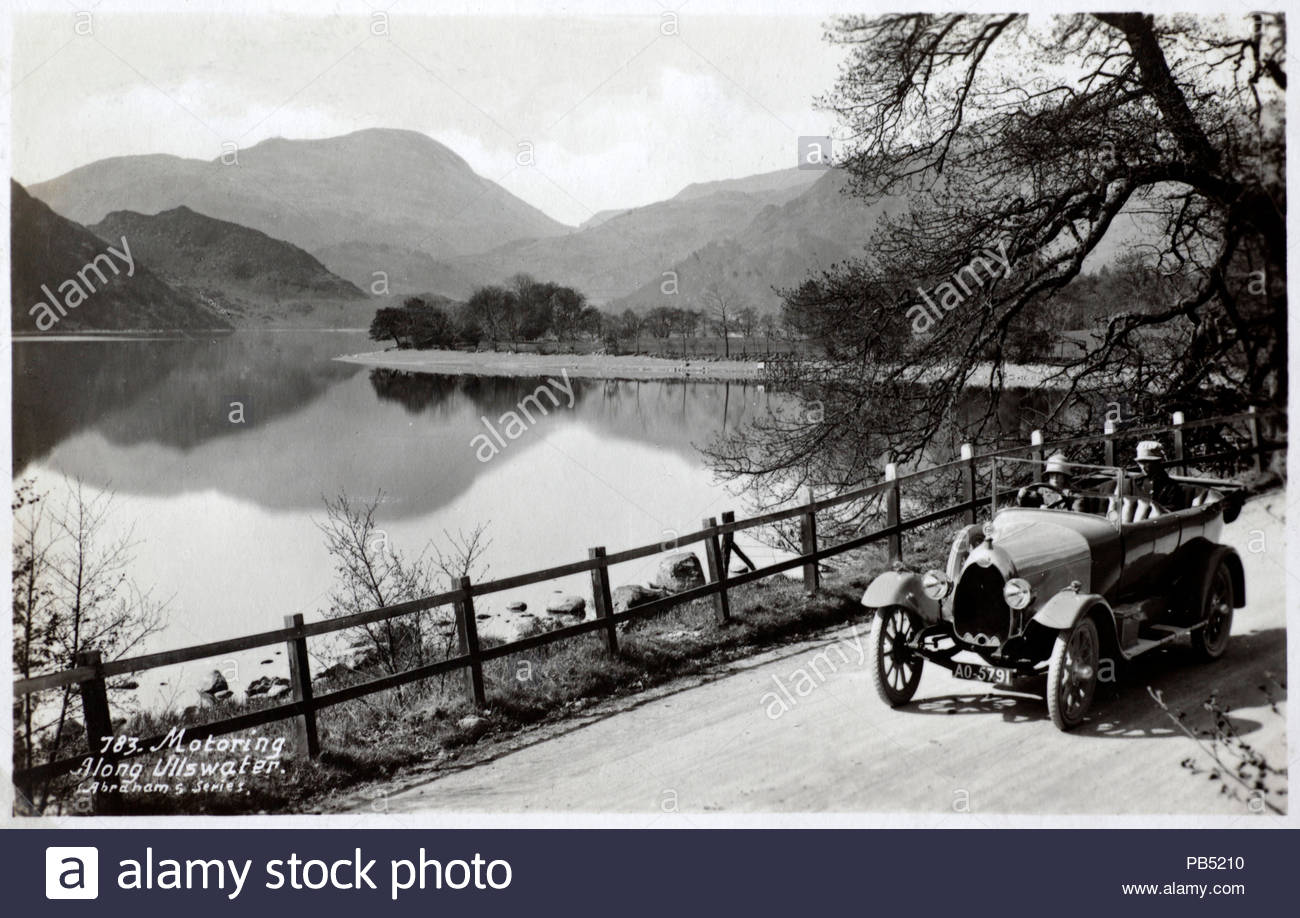 Viaggiare lungo Ullswater, Herbert Engineering classic car, vintage cartolina dal 1929 Foto Stock