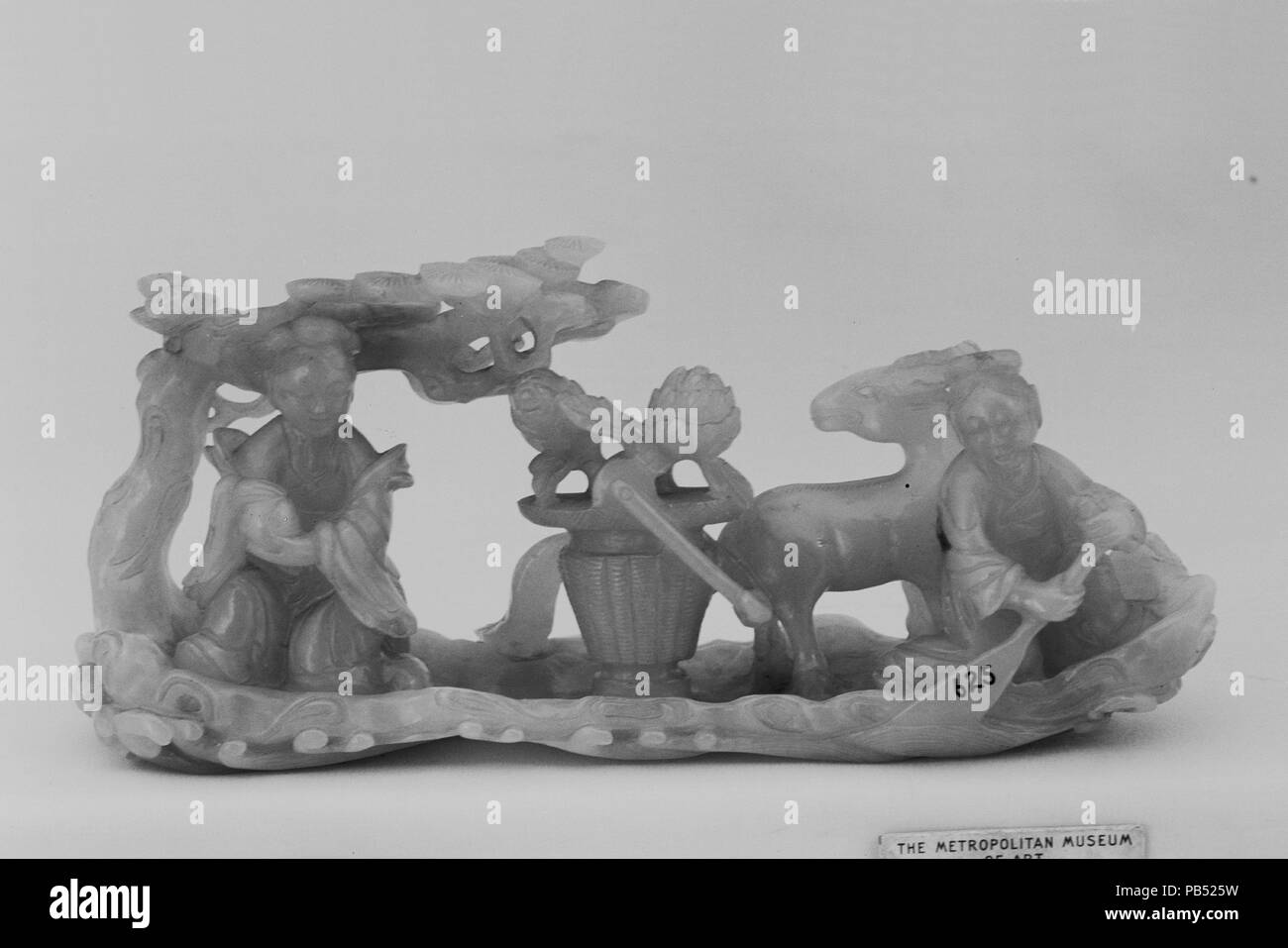 Gruppo di divinità daoista. Cultura: la Cina. Dimensioni: H. 3 7/16 in. (8,7 cm); W. 7 15/16 in. (20,2 cm); D. 2 1/4 in. (5.7 cm). Museo: Metropolitan Museum of Art di New York, Stati Uniti d'America. Foto Stock