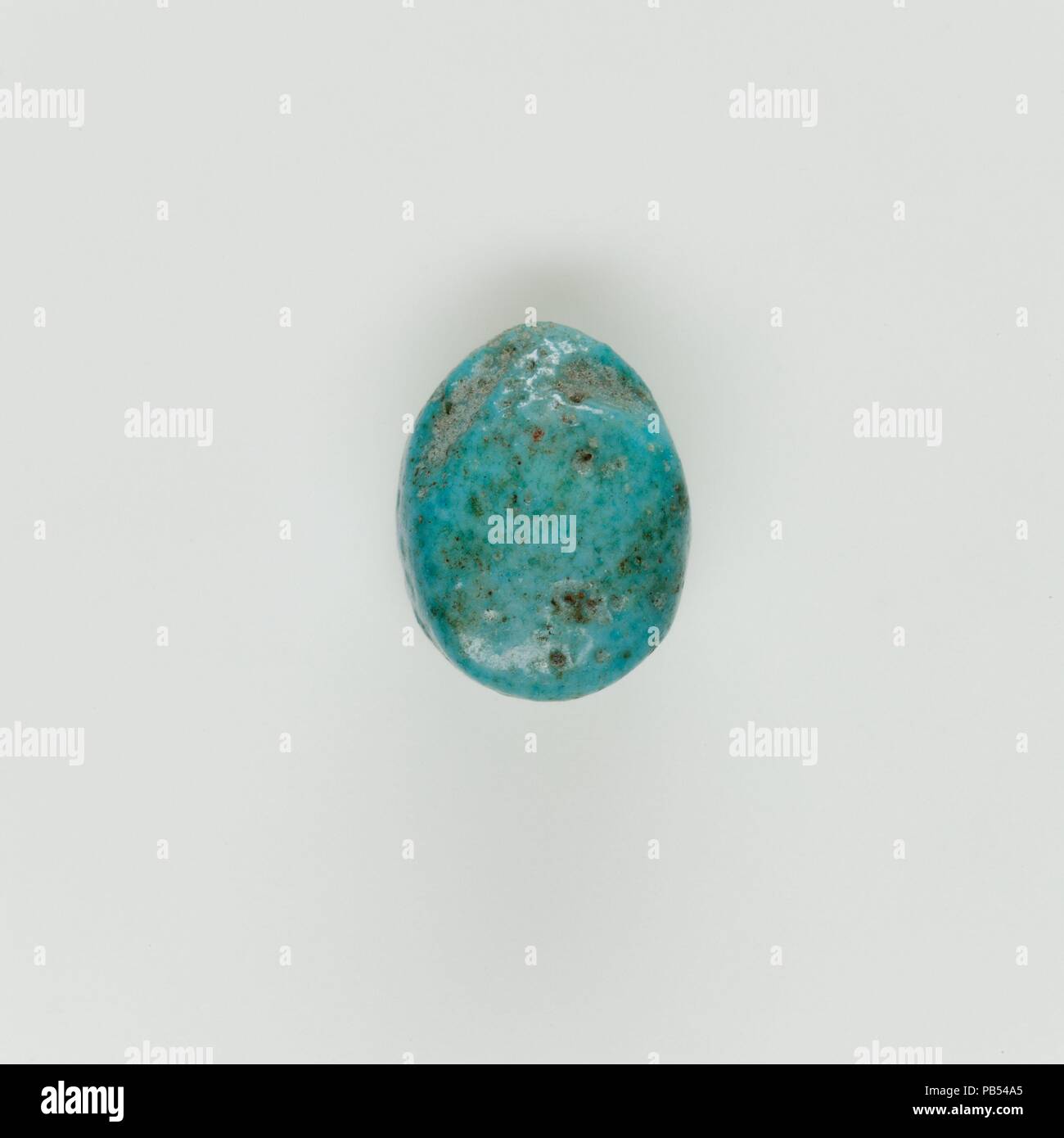 Uninscribed Scaraboid tallone. Dimensioni: L. 0.8 cm (5/16 in.); W. 0,6 cm (1/4 in.); H. 0,4 cm (3/16 in.). Dynasty: Dynasty 18, presto. Regno: regno di Thutmosi I-inizio suola Thutmosi III. Data: ca. 1504-1447 A.C. Questo uninscribed scaraboid cordone è stata trovata nei pressi dei resti di un piccolo cestello all'interno della bara di un uomo chiamato Amenemhat. Il cesto era stato collocato vicino alla testa di Amenemhat della mummia e sembra avere contenuti più alcuni 400 principalmente uninscribed scarabei e una varietà di altre perle. Museo: Metropolitan Museum of Art di New York, Stati Uniti d'America. Foto Stock