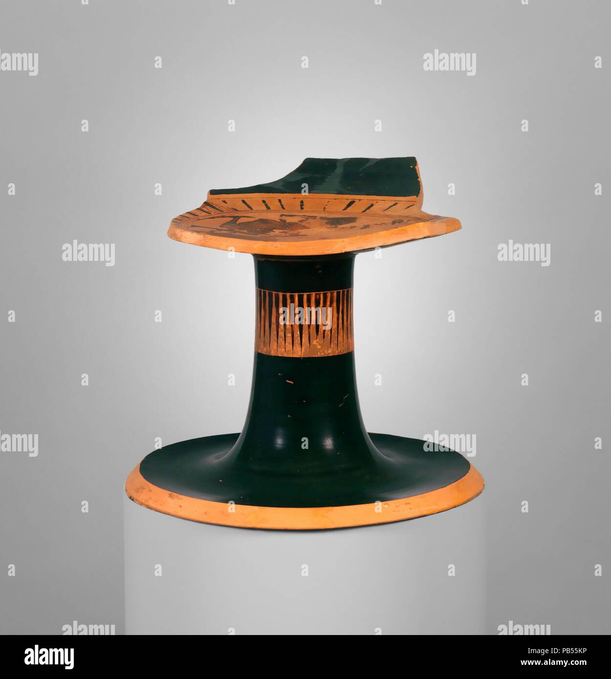 Kylix di terracotta:band-cup (bicchiere). Cultura: greco, soffitta. Dimensioni: 6 1/4 in. (15,9 cm). Data: terzo trimestre del sesto secolo a.c. Athenian coppette del sesto e quinto secolo A.C. erano spesso sospeso mediante una maniglia quando non è in uso. Il visualizzatore goduto la decorazione sulla parte esterna della forma e, occasionalmente, sulla parte inferiore del piede. In questo esempio la avancorpi di leoni e grifoni sono state utilizzate per produrre una dinamica girandola effetto. Museo: Metropolitan Museum of Art di New York, Stati Uniti d'America. Foto Stock