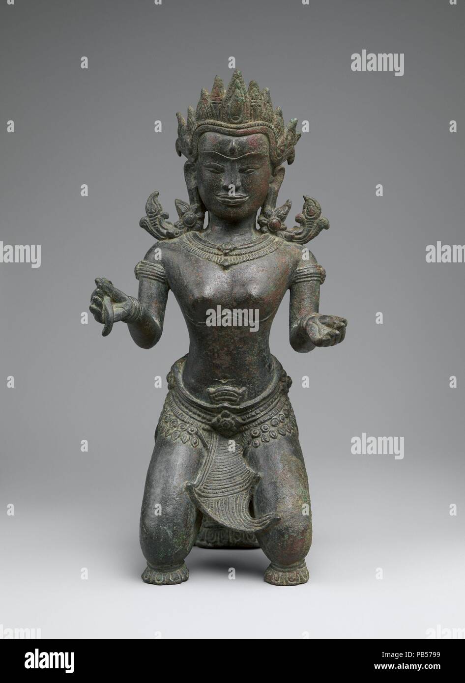 Inginocchiato divinità femminile. Cultura: Cambogia. Dimensioni: H. 8 1/2 in. (21,6 cm). Data: seconda metà del XII secolo. Museo: Metropolitan Museum of Art di New York, Stati Uniti d'America. Foto Stock