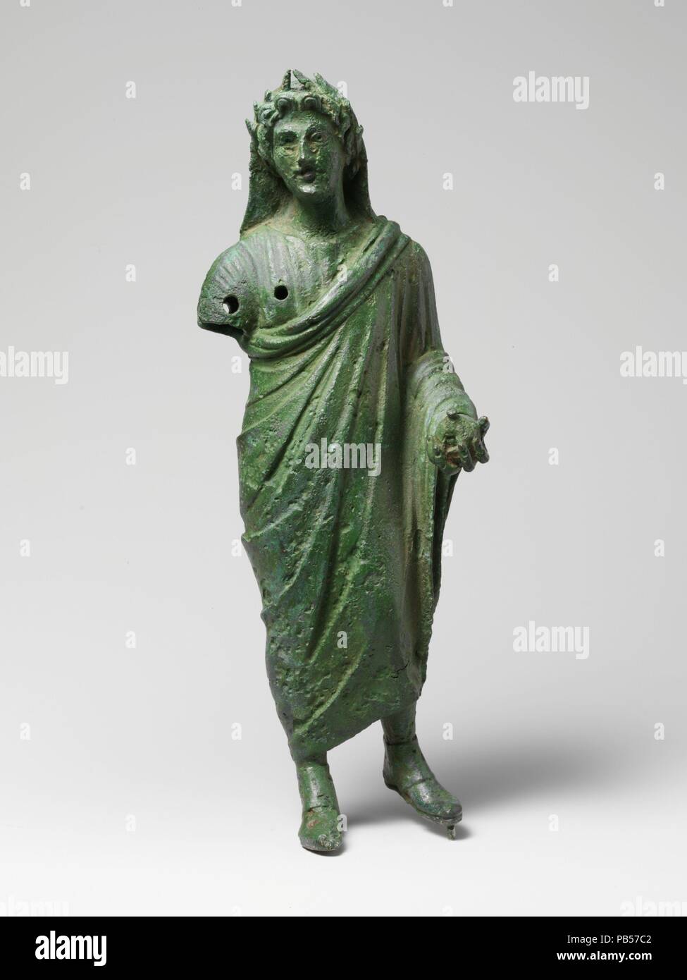 Statuetta in bronzo di un sacerdote sacrificare. Cultura: Romano. Dimensioni: H. 9 3/4 in. (24,8 cm). Data: fine del I secolo A.C. Egli detiene e incenso box nella sua mano sinistra. Museo: Metropolitan Museum of Art di New York, Stati Uniti d'America. Foto Stock