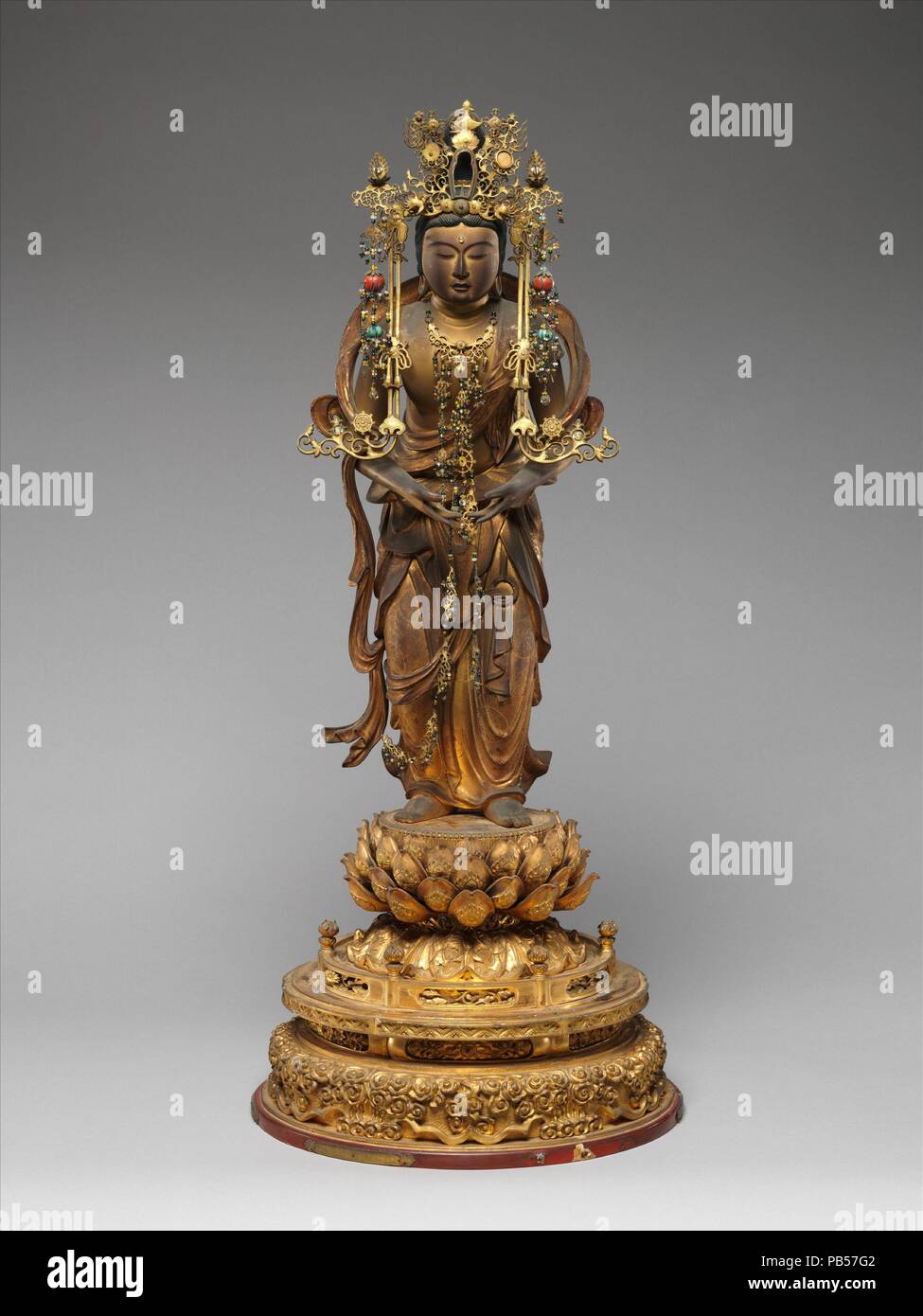 Bodhisattva Kannon. Cultura: il Giappone. Dimensioni: H. 30 a. (76,2 cm); Diam. del piedistallo inferiore 12 1/2 in. (31,8 cm). Data: XVII o XVIII secolo. Questa coppia di bodhisattvas 2006.437(a-e e .438a-e) originariamente era parte di un gruppo scultoreo il centraggio sul Buddha Amida (sanscrito: Amitabha), che presiede la Western Paradiso. Seishi (sanscrito: Mahasthamaprapta) che tiene le mani nel gesto di adorazione, sorgeva a Buddha è di destra. Il suo compagno, di Kannon (sanscrito: Avalokiteshvara), tipicamente avrebbe tenuto un piccolo piedistallo di loto che rappresenta un trono per il defunto anima. Il bodhisatt Foto Stock
