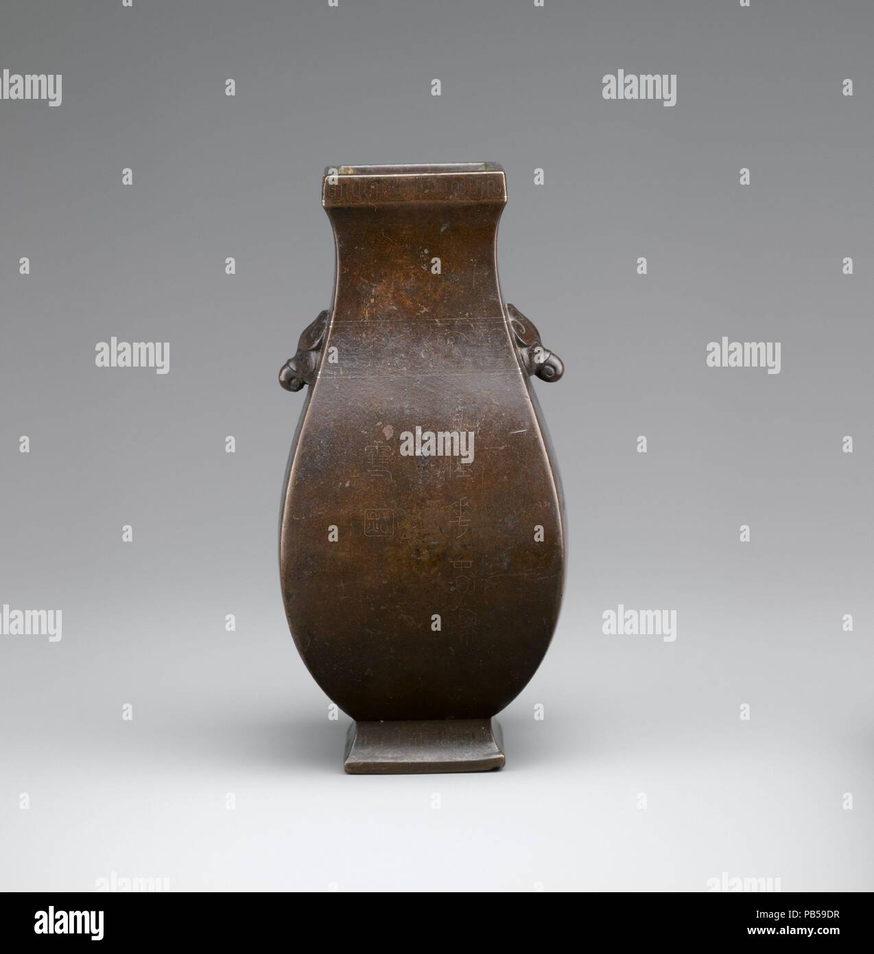 Vaso. Artista: attribuito a Shisou (Cinese, attivo prima metà del XVII secolo). Cultura: la Cina. Dimensioni: H. 5 1/4 in. (13,3 cm); W. 2 1/2 in. (6,4 cm); D. 2 5/16 in. (5.9 cm). Data: XVII - XVIII secolo. Questo elegante vaso è una pera-corpo sagomato con una sezione squadrata, supportato su un breve piede strombato. Due maniglie a forma di animale maschere sono fissati ai lati del suo collo, che è abbellito da una banda di draghi stilizzati intarsiato in argento. Su entrambi il fronte e il rovescio del vaso è una linea di poesia dal codolo-poeta della dinastia Dou Chang (746-825), anche intarsiato in argento, whi Foto Stock