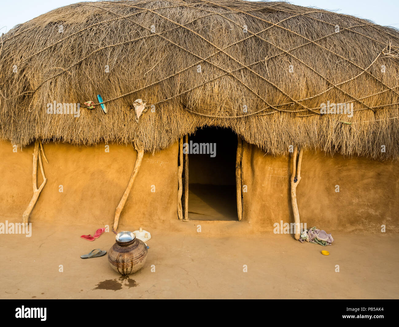 Piccolo villaggio nel deserto Parco Nazionale di Jaisalmer, India Giugno 2018 Foto Stock
